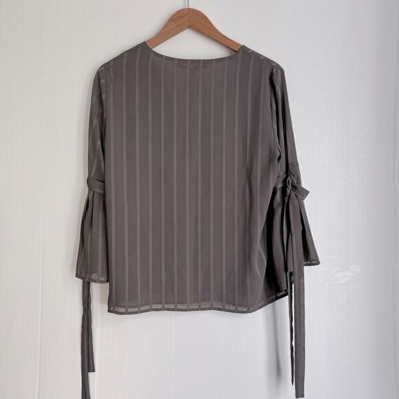 🆕 Collective Concepts for Stitch Fix striped grey Florence bell sleeve blouse - Picture 6 of 8